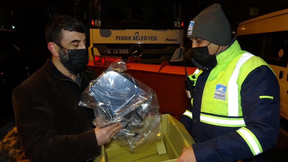 Kar küreme ekibinin aracın camına bıraktığı not gündem oldu