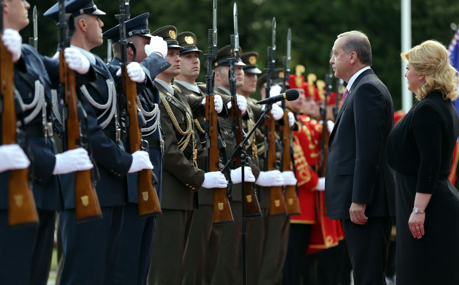 Erdoğan "Pozdrav Vojnici"yi unutunca cebindeki notu çıkardı Erdoğan "Pozdrav Vojnici"yi unutunca cebindeki notu çıkardı
