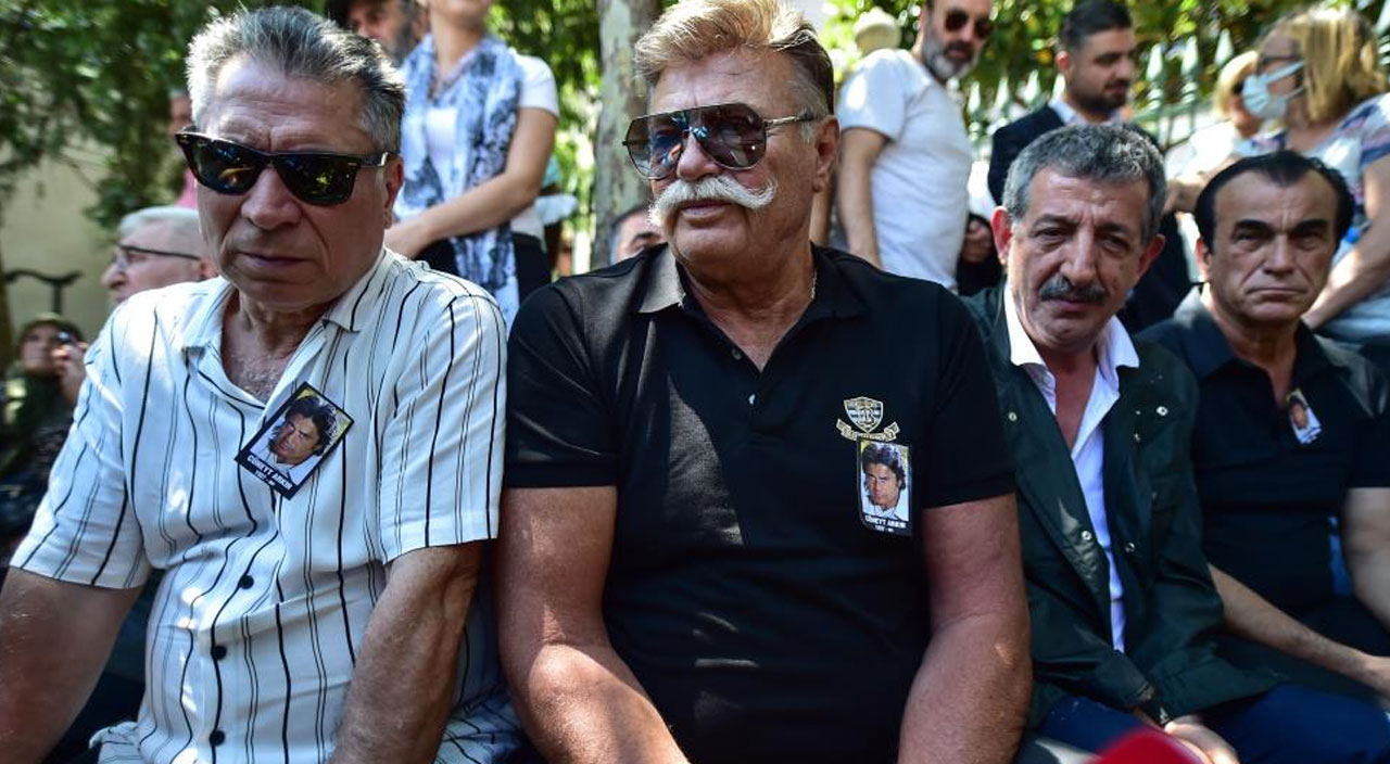 Türkan Şoray can dostu Cüneyt Arkın’ın tabutuna sarılarak hüngür hüngür ağladı Türkan Şoray can dostu Cüneyt Arkın’ın tabutuna sarılarak hüngür hüngür ağladı