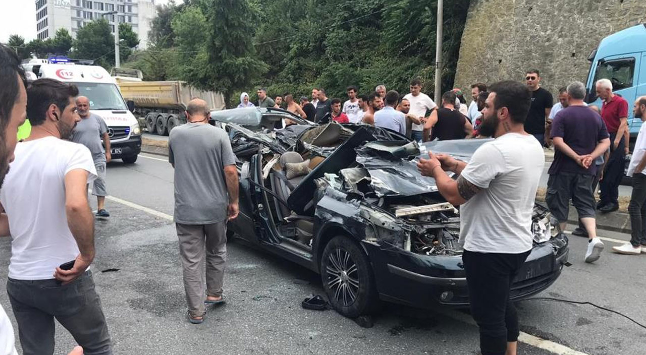 Feci kaza! Tıra arkadan çarpan otomobilin tavanı kağıt gibi yırtıldı! 3’ü çocuk sayıda yaralı var