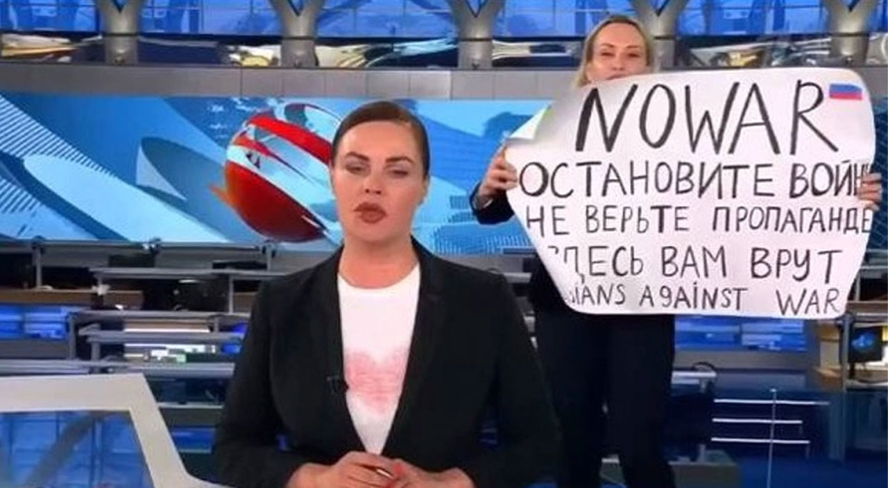 Rus televizyonlarında 'savaşa hayır' çağrısı yapan gazeteciye gözaltı!