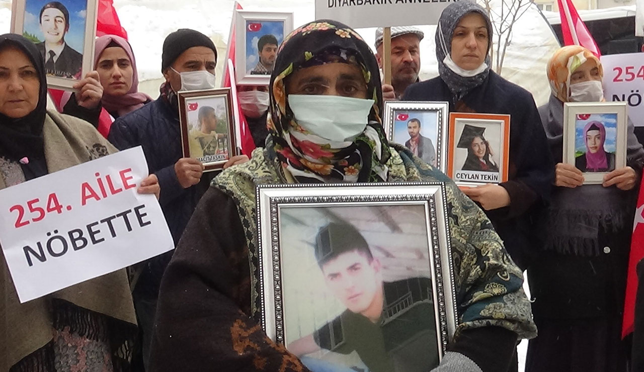 Kar altında evlat nöbeti