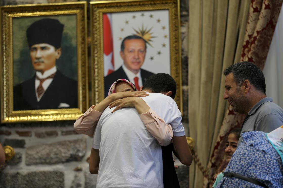 Evlat nöbetindeki 3 aile daha çocuklarına kavuştu