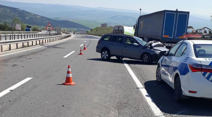 Otomobil, temizlik yapan kamyona arkadan çarptı : 2 yaralı