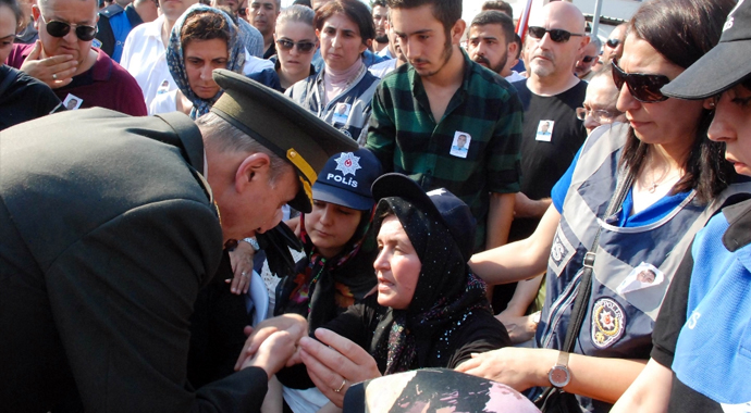 Şehit annesinin elini öpmüştü