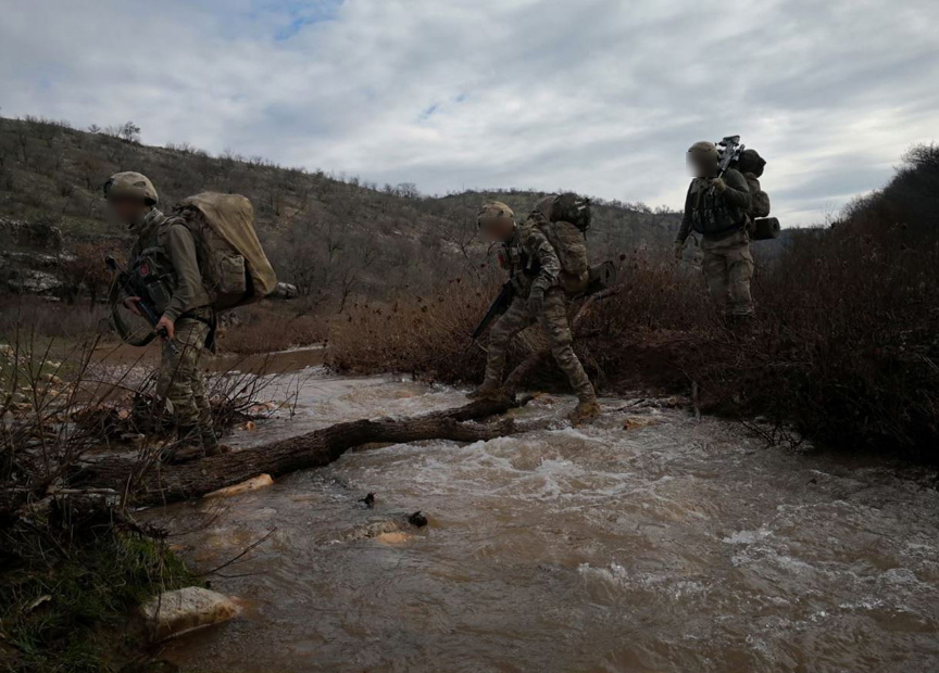 PKK'lı teröristlerin barındığı yerler imha edildi