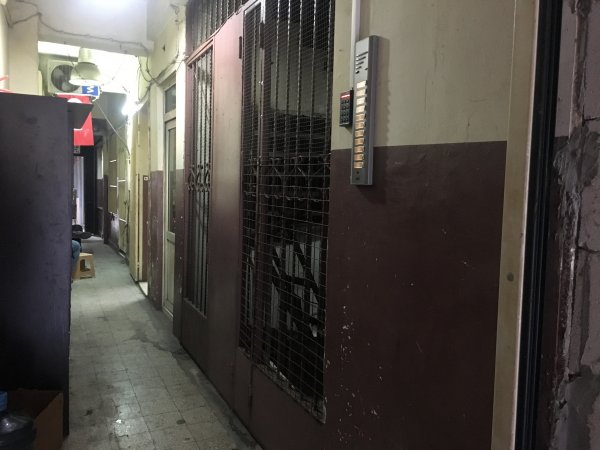 Karaköy’de başörtülü kıza saldıran kadının komşularına terör estirdiği ortaya çıktı