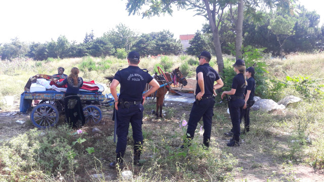 Çadırları yıkılan Romanlar göbek atmaya başladı