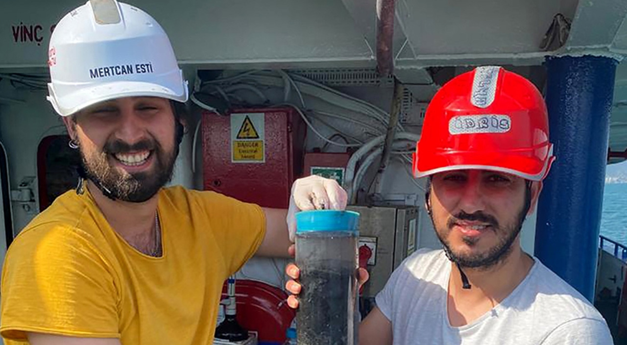 Marmara Denizi’ne demir atan ODTÜ araştırmacıları müsilajı araştırıyor Marmara Denizi’ne demir atan ODTÜ araştırmacıları müsilajı araştırıyor