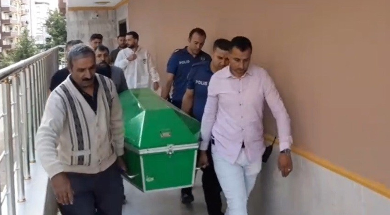 8 ay önce evlenen öğretmen karısını doğrama tahtası ile öldürdü, polislerden özür diledi