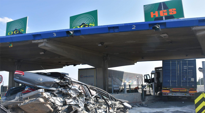 'HGS mi OGS mi' derken TIR'ın altına girdi