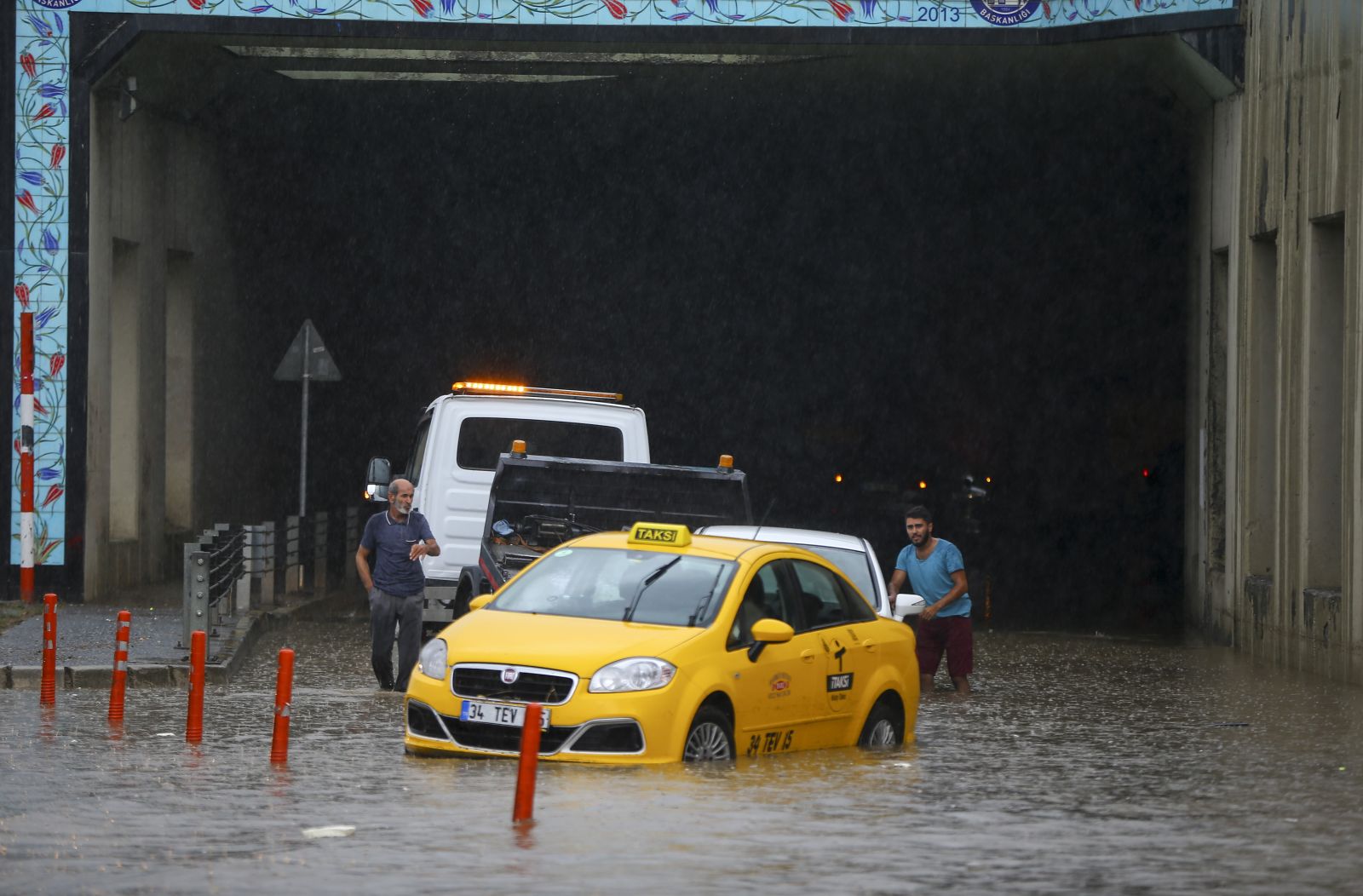 İstanbul'da sağanak tüm trafiği etkiledi İstanbul'da sağanak tüm trafiği etkiledi