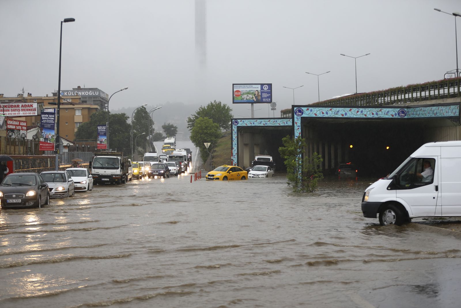 İstanbul'da sağanak tüm trafiği etkiledi İstanbul'da sağanak tüm trafiği etkiledi