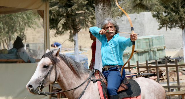 Renkli kaymakam ''atlı okçuluk'' ve ''zihgir''le stres atıyor