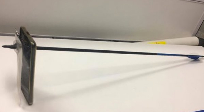 Fotoğraf çekmek isteyen adama oklu saldırı