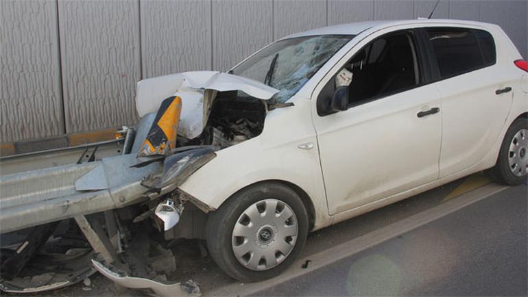 Otomobil demir bariyere saplandı