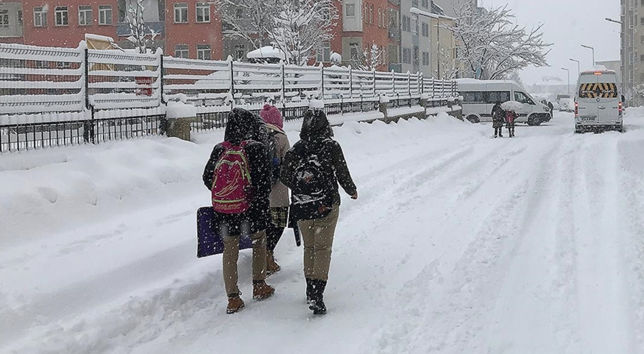 Eğitime kar engeli: Çok sayıda okul tatil edildi Eğitime kar engeli: Çok sayıda okul tatil edildi