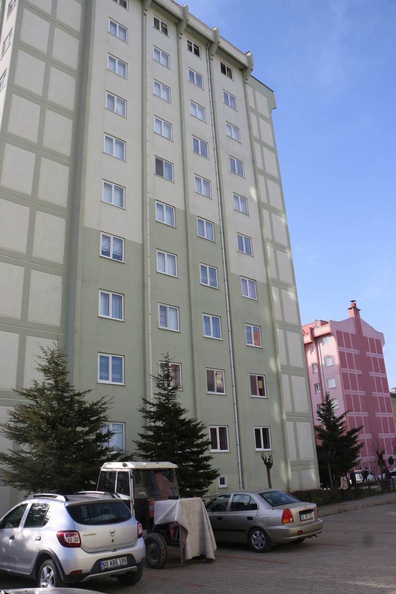 Yaşlı kadın, cam silerken 10. kattan düşerek öldü