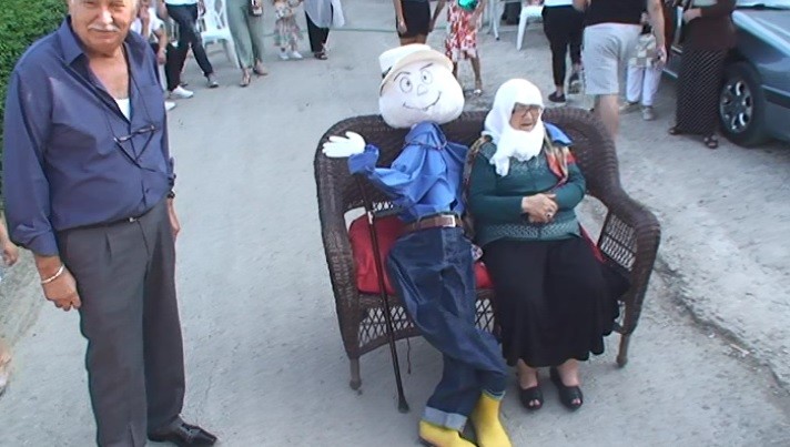 Ölen eşinin kuklasını yaparak, birlikte gelin arabasının önünü kesti