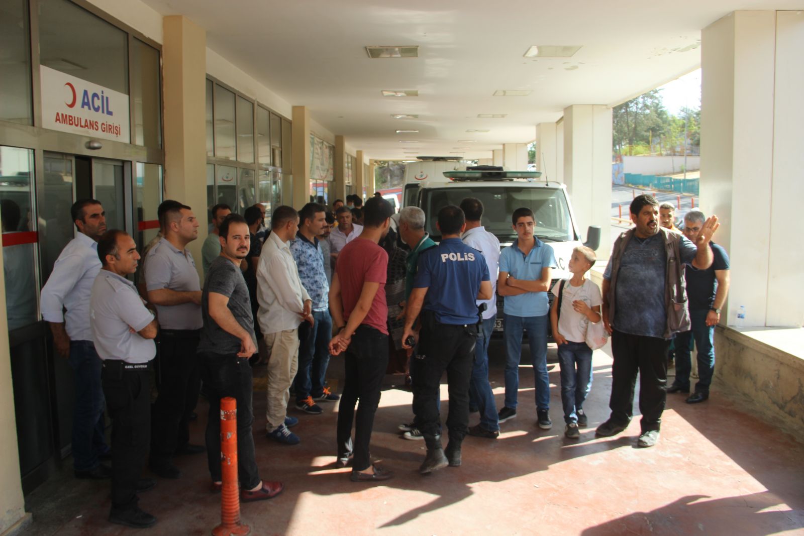 Ölen babasının cesedini morgdan çıkarıp acile getirdi