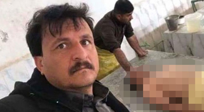 Ölüyle selfie çeken mezarcının başı derde girdi