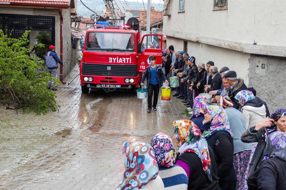 Haberi alan mahallele sakinleri kovayla koştu