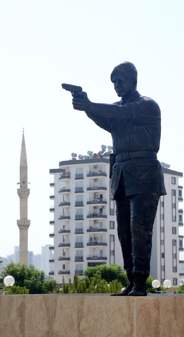 Şehit Astsubay Ömer Halisdemir'in heykelini diktiler