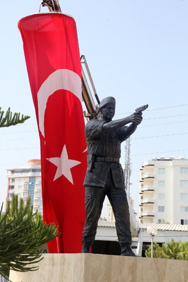 Şehit Astsubay Ömer Halisdemir'in heykelini diktiler