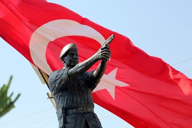 Şehit Astsubay Ömer Halisdemir'in heykelini diktiler