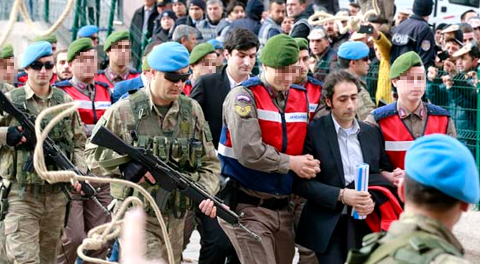 FETÖ'yü astılar! Adliye önünde idam sehpası