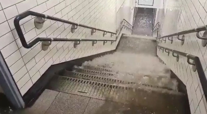 Londra'ya 1 aylık yağış 1 saatte yağdı