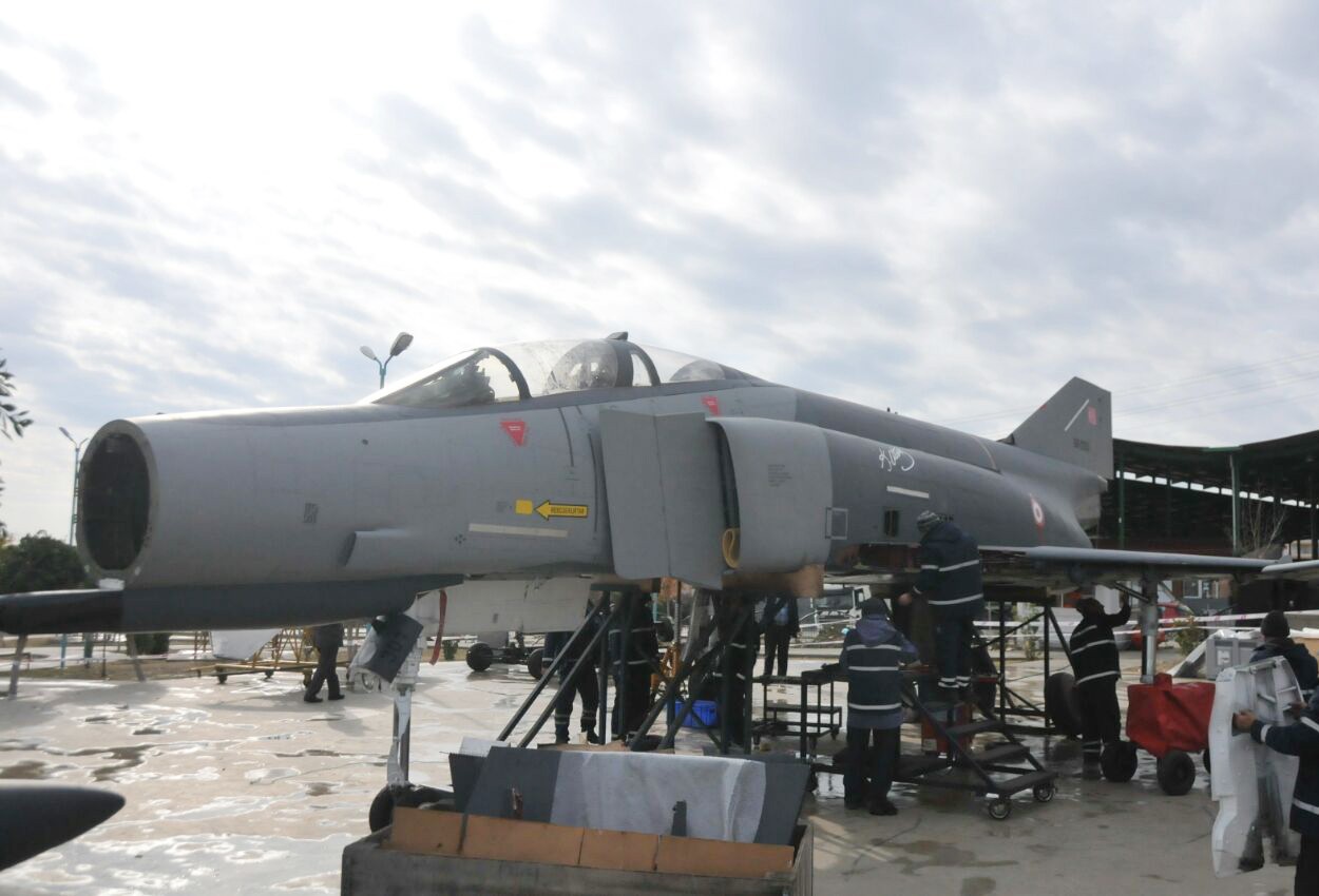 F4 savaş uçağı parkta