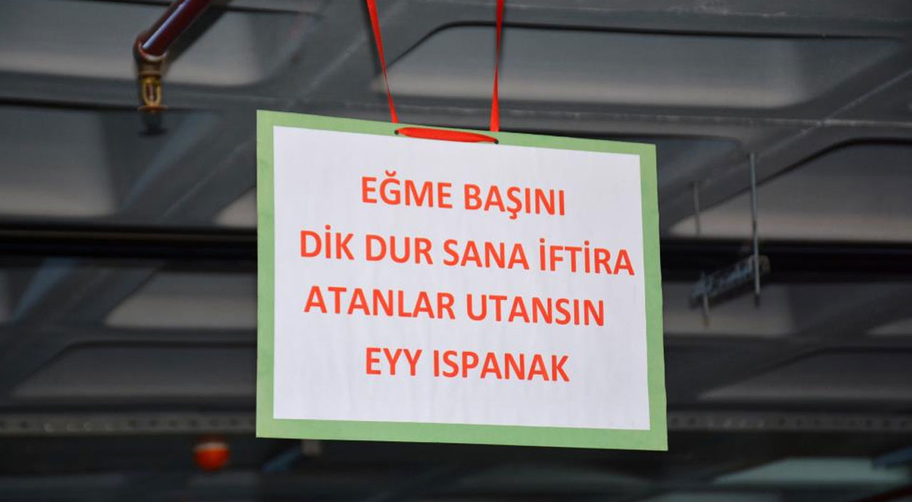 Ispanak satışları düşen esnaf çözümü afiş asmakta buldu