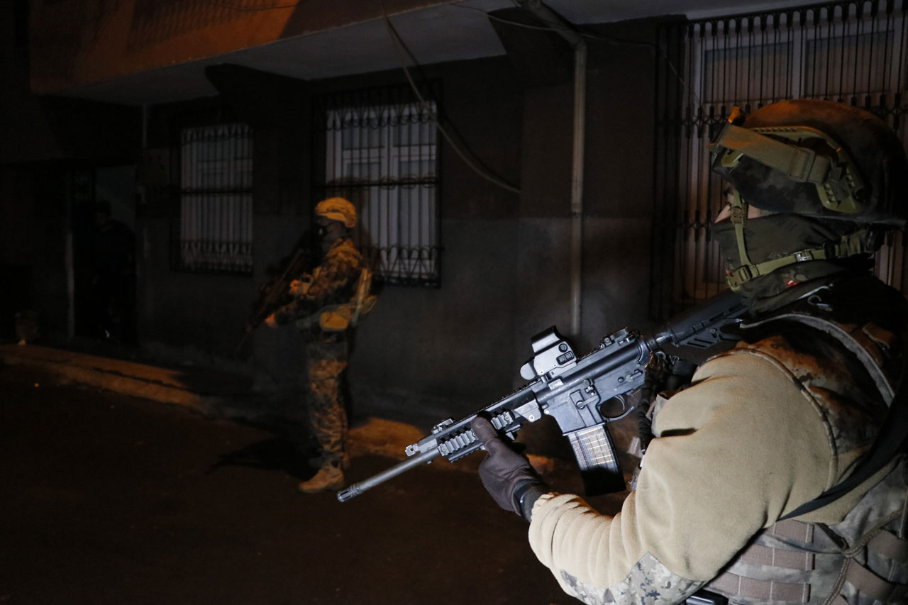 Adana'da PKK'ya şafak operasyonu: 17 gözaltı Adana'da PKK'ya şafak operasyonu: 17 gözaltı