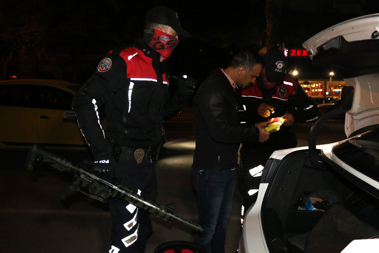 Adana'da 'huzur ve güven' uygulaması: 21 kişi gözaltına alındı Adana'da 'huzur ve güven' uygulaması: 21 kişi gözaltına alındı