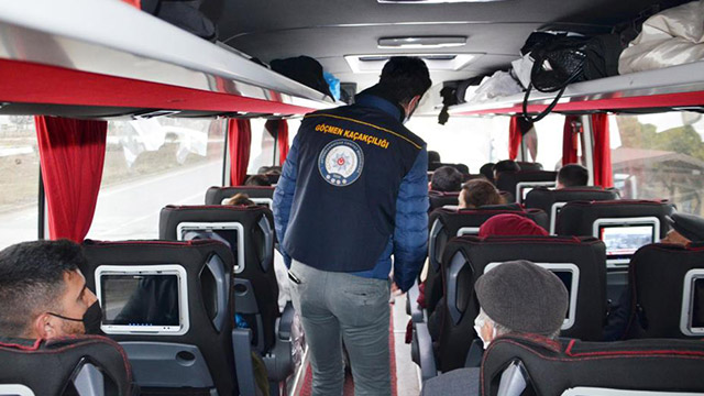 İçişleri Bakanlığı açıkladı: Bin 261 düzensiz göçmen yakalandı İçişleri Bakanlığı açıkladı: Bin 261 düzensiz göçmen yakalandı