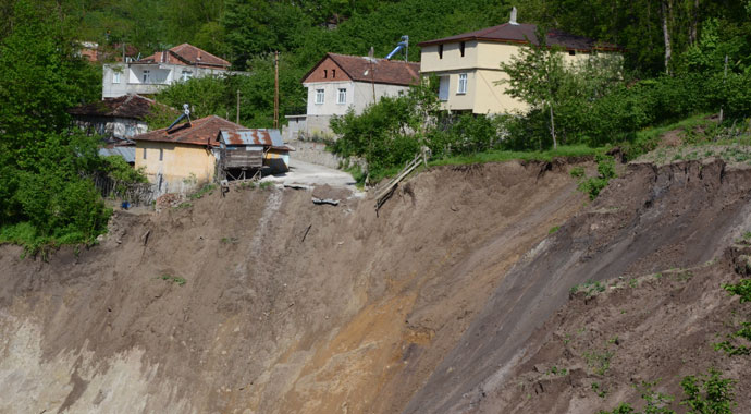 Ordu’da heyelan bir mahalleyi yok etti: 15 ev yıkıldı