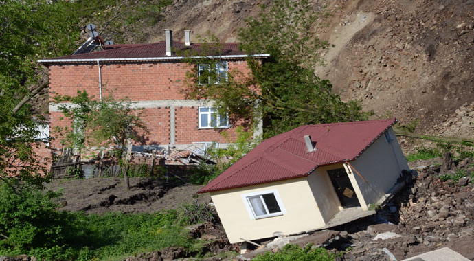 Ordu’da heyelan bir mahalleyi yok etti: 15 ev yıkıldı