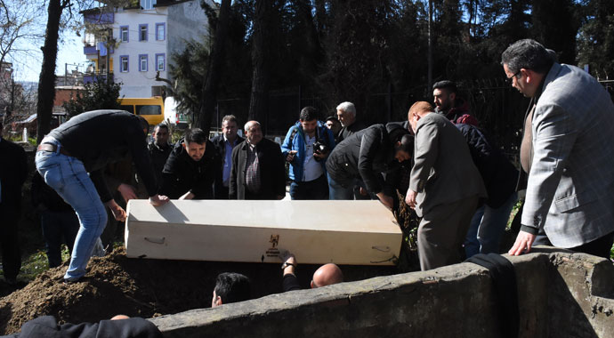 Vatandaşlar, cenazeyi geri çıkartmak kaydıyla defnedebildi!