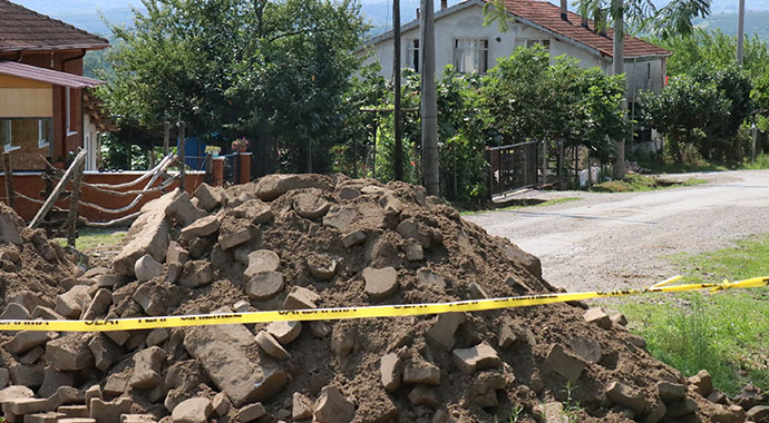 Sakarya'da 27 hanelik sokağı moloz dökerek karantinaya aldılar