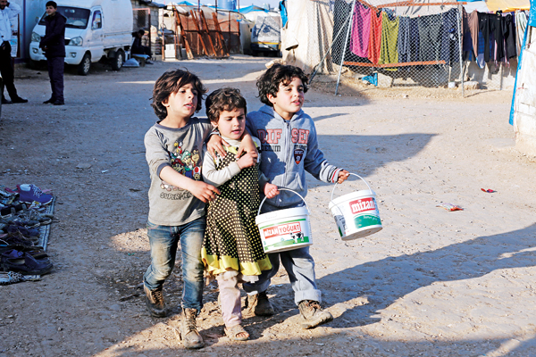 Sınırları da kalpleri de kapalı! Ele verir talkını  kendi yutar salkımı
