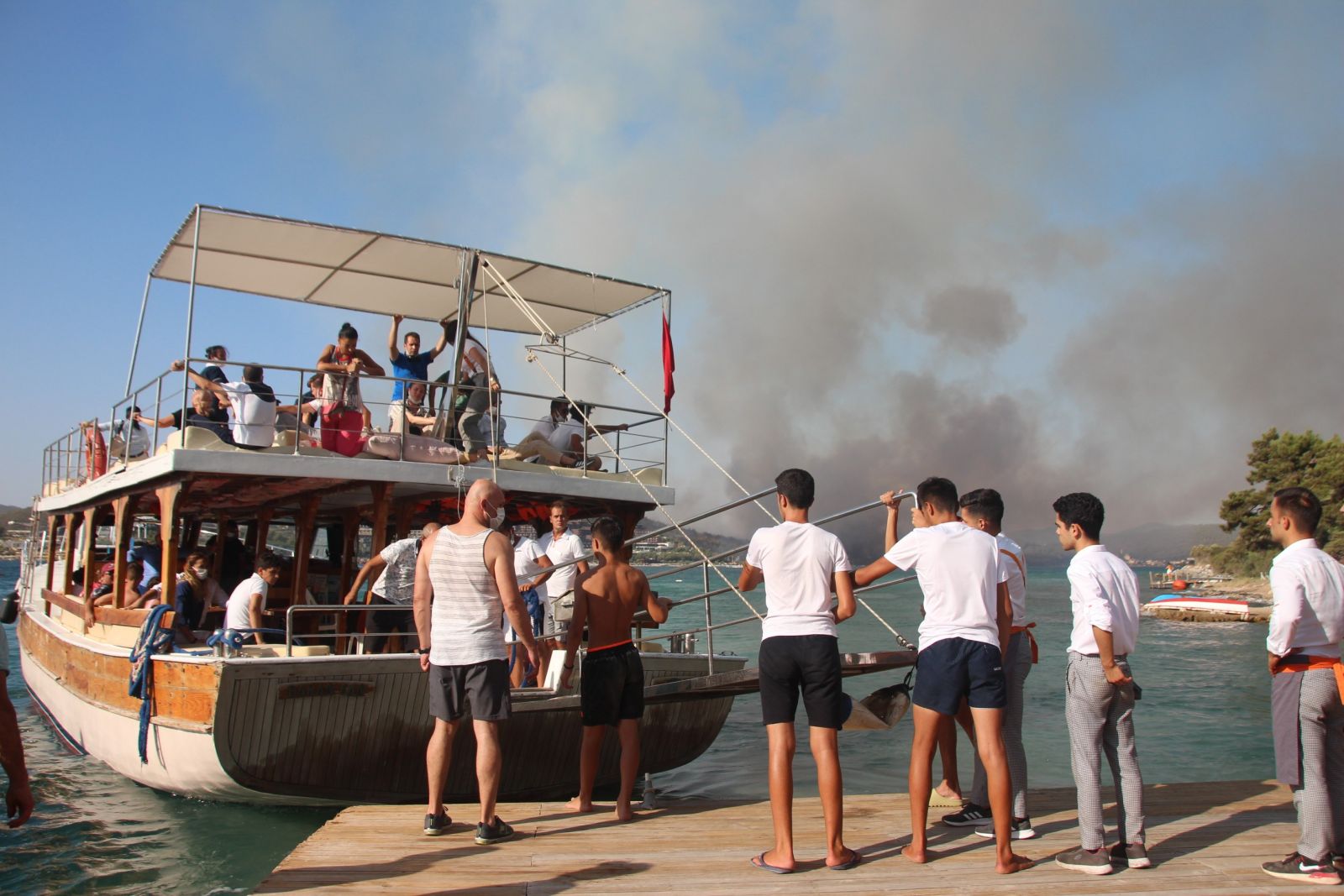 Yangın oteli sardı, müşteriler deniz yoluyla tahliye ediliyor