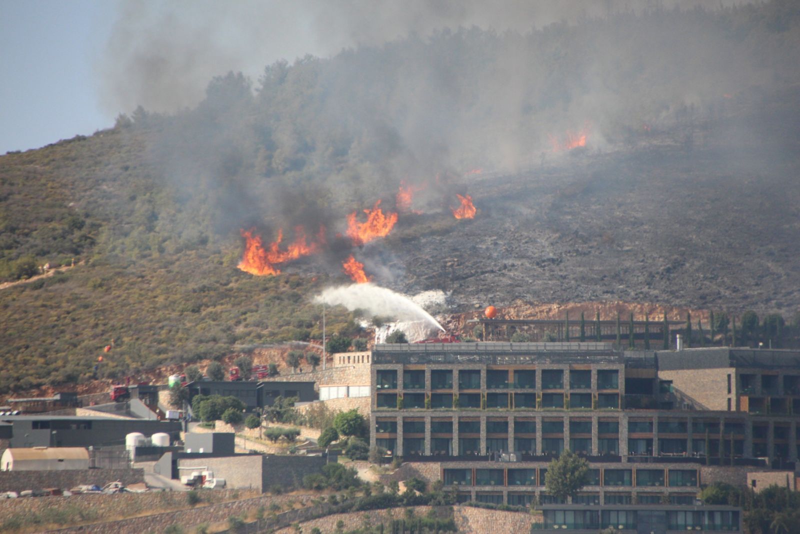 Yangın oteli sardı, müşteriler deniz yoluyla tahliye ediliyor