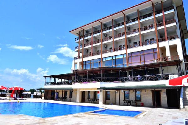 Otelin havuzuna giren personelini koruyan otel sahibi sosyal medyayı salladı