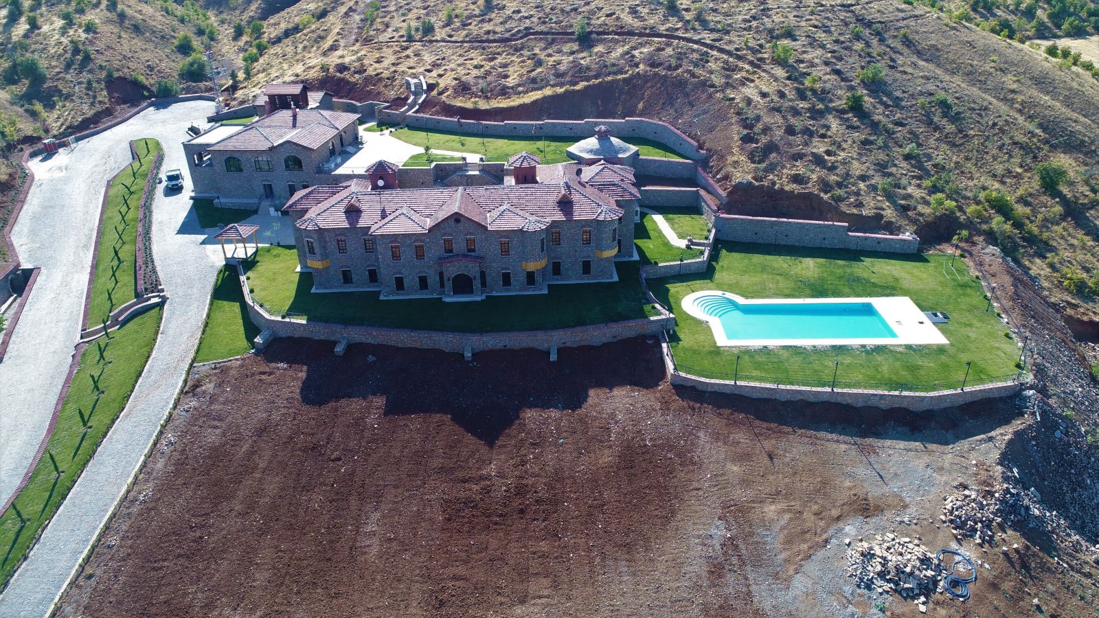 Yer Elazığ... Köye saray gibi otel