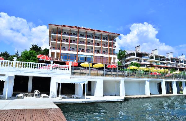 Otelin havuzuna giren personelini koruyan otel sahibi sosyal medyayı salladı