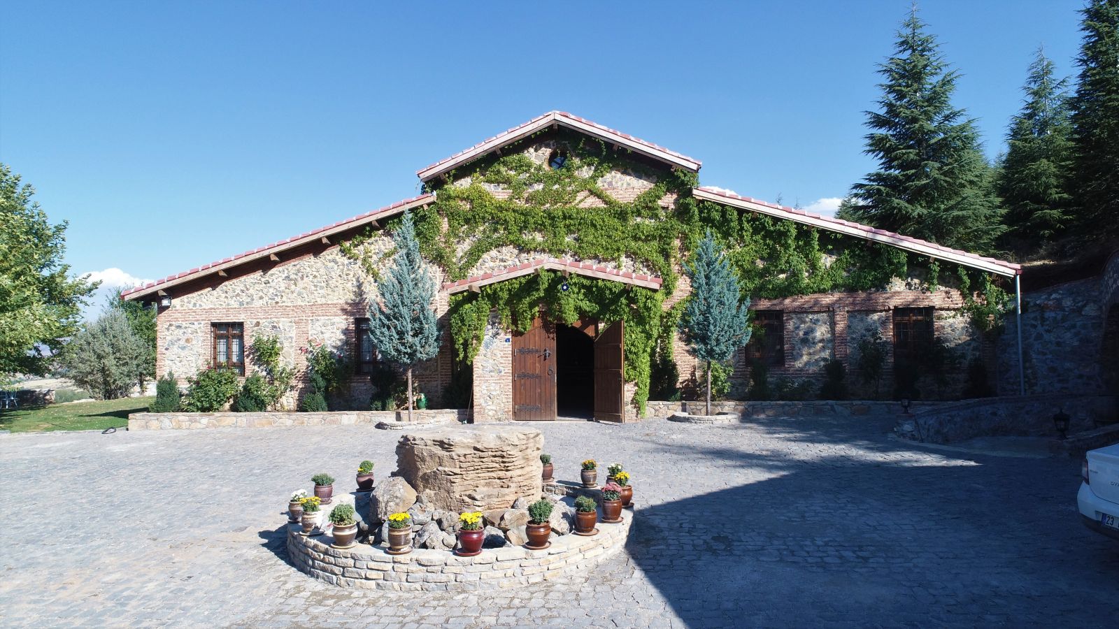 Yer Elazığ... Köye saray gibi otel