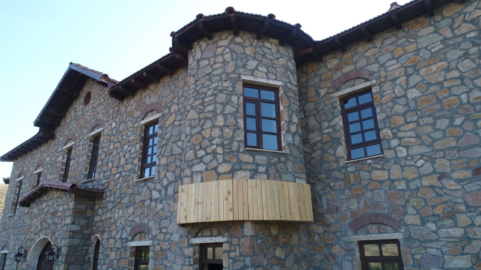 Yer Elazığ... Köye saray gibi otel