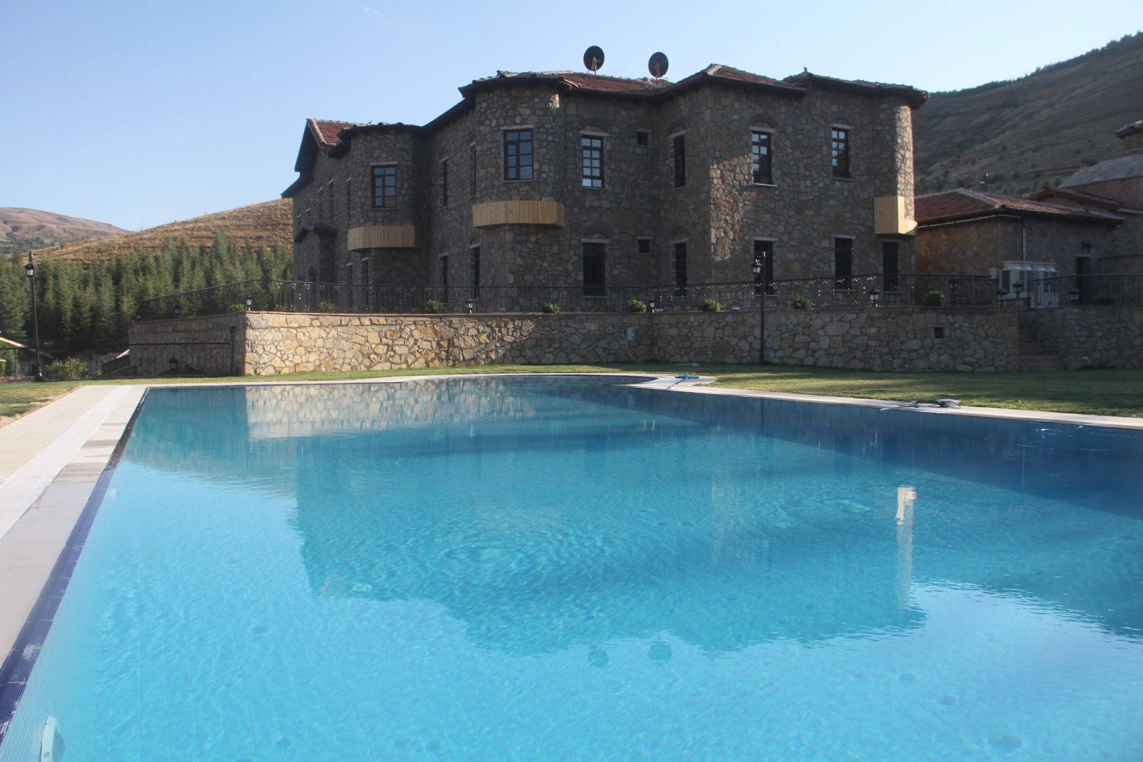 Yer Elazığ... Köye saray gibi otel