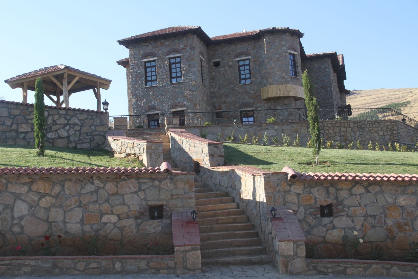 Yer Elazığ... Köye saray gibi otel